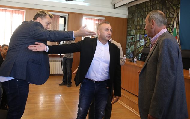 Георги Градев от Ивайло Грозев от "“Черногорец" атакуват шефа на Аматьорската лига Румян Вълков (вдясно).