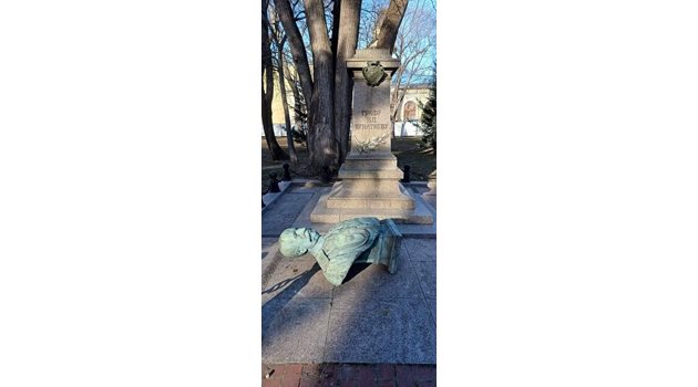 Бюстът на паметника на граф Игнатиев във Варна бе блъснат, но възстановен след седмица.