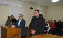 Очевидец на катастрофата с Ферарио Спасов:
Мерцедесът ни изпревари с поне 130 км/ч., след миг кола изхвърча от пътя