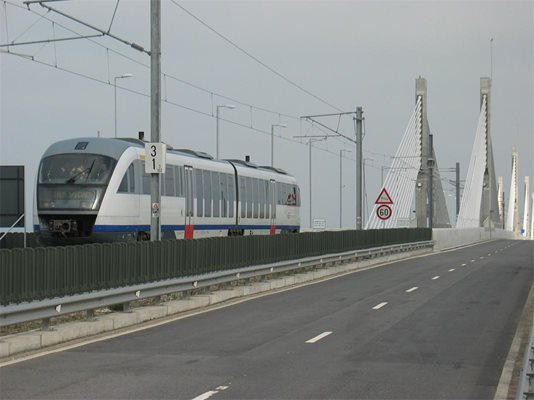 Пътнически влак и тласкач за товарни композиции минаха пробно по Дунав мост 2 днес.
Снимки: ВАНЯ СТАВРЕВА