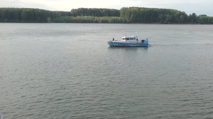 Наряди на "Гранична полиция" продължават издирването на изчезналото в речните води на Дунав вчера 14-годишно момче. Снимка Авторката