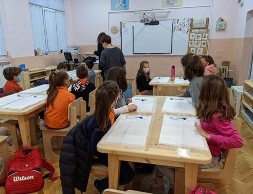 Все повече деца се завръщат в класните стаи в Пловдив и областта.