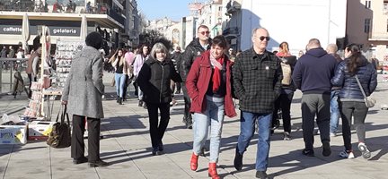 Манифестация по Главната улица в Пловдив, стотици на разходка в топлото време (Снимки)