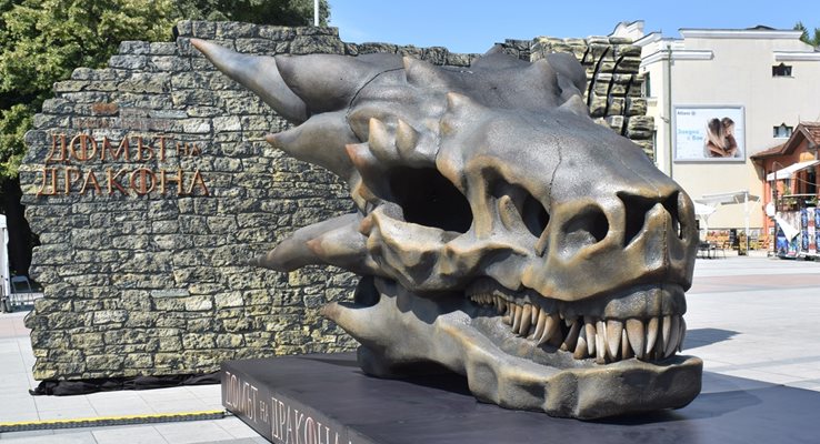 Драконов череп представящ "Домът на дракона" е поставен за два дни до Форум-север.