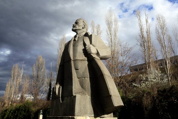 Паметникът на Ленин, създаден от Лев Кербел през 1971 г. Преди той стоеше на мястото на днешната скулптура на св. София на пл. “Св. Неделя”.