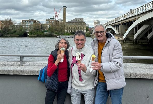 Васко Василев на разходка в Лондон с родителите си. Снимка личен профил във Фейсбук