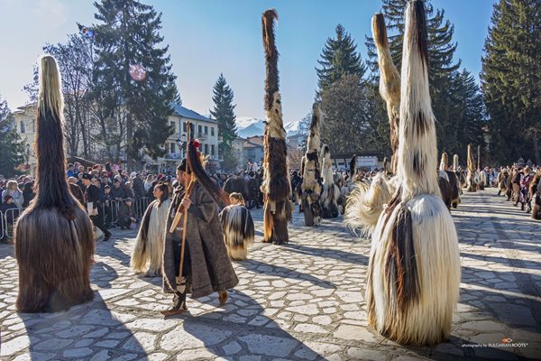 Стотици кукери разтърсват Разлог, гостуват групи от Северна Македония, Гърция и Сърбия