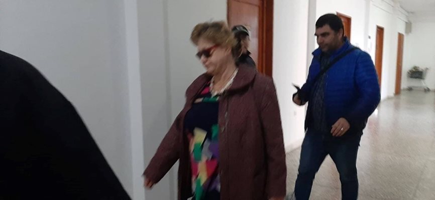 Учителката, подсъдима, че държала в плен и уморила мъжа си: В България сме като в концлагер
