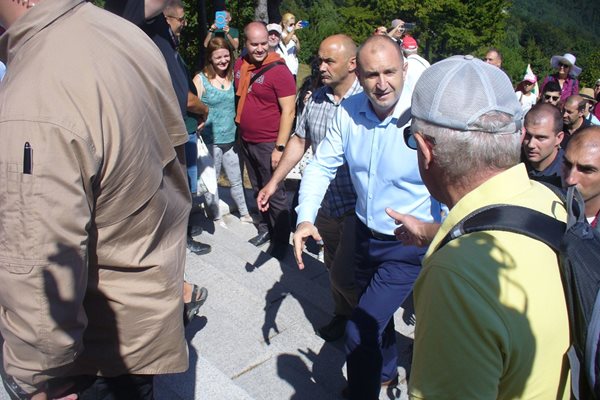 Президентът Румен Радев изкачи пеш 890-те стълби към Паметника на свободата на връх Шипка.
