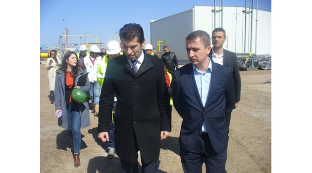 По време на проверката премиерът Кирил Петков /вляво/ бе придружен и от министъра на енергетиката Александър Николов.