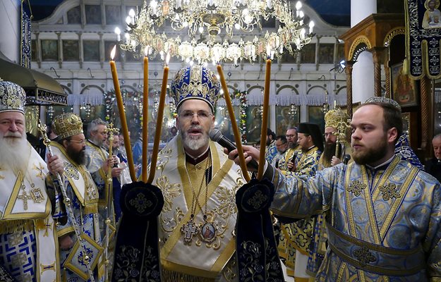 Митрополит Антоний възглави литургията в Рибната църква в Асеновград. Снимки: Владимир Янев