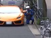 Японски полицай догони ламборгини с колело (Видео)