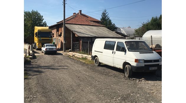 В тази къща живее Стефан Рангелов. Пред нея са паркирани влекач, опел и бус, за които британските служби твърдят, че превозва нелегални цигани.