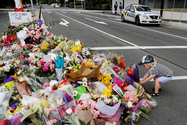 Десетки оставиха цветя в Крайсчърч, за да почетат паметта на загиналите   СНИМКА: Ройтерс
