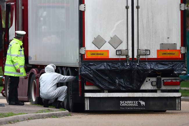  Започна идентифицирането на 39-те тела, открити в камион в Есекс (Снимки) 