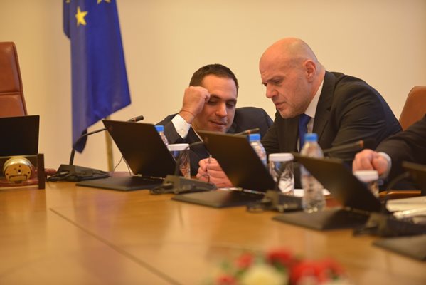 Вицепремиерът Томислав Дончев, който отговаря за оперативните програми и министърът на икономиката Емил Караниколов на заседание на правителството. 