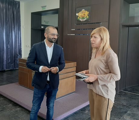 Зам.кметът Диана Саватева поздрави композитора за прекрасната инициатива, в която се включва със своето трио JP3. Снимки:Авторът