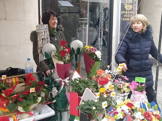 Продавачките на цветя пред театъра чакат клиенти за Стефановден.