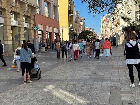 Хората се впуснаха в разходки.