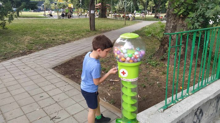 Момченце пуска левче, за да получи заветното топче на входа на парк "Мир" в Пловдив.