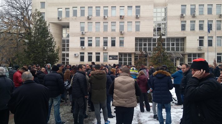 За кратко време в неделя сутрин се събраха много хора да бранят лекаря.