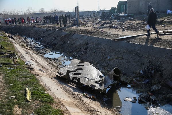 Останки от катастрофиралия украински самолет до Техеран в деня на иранската атака срещу американски бази в Ирак.