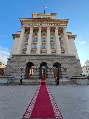 Парламентът постави рекорд - няколко седмици все още заседава в първия работен ден на депутатите, защото няма избран председател.