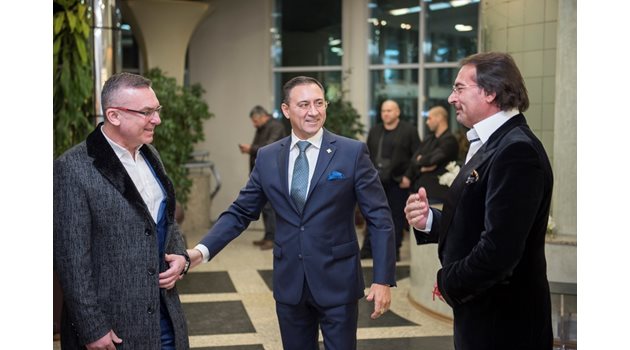 Братя Диневи посрещат бургаския депутат от ГЕРБ Димитър Бойчев. Стилното парти за 3 март бе в хотел "Мираж".