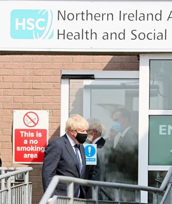 Британският премиер Борис Джонсън по време на посещението си в Белфаст, Северна Ирландия. Снимка: Ройтерс