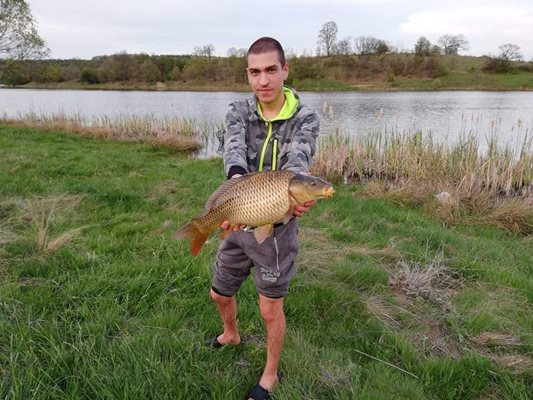 22-годишният Александър Димитров от столичния квартал "Младост - 1" също е успял да улови страхотен шаран от Тараторското. Рибата клъвнала на комбинация от царевица и бял червей.