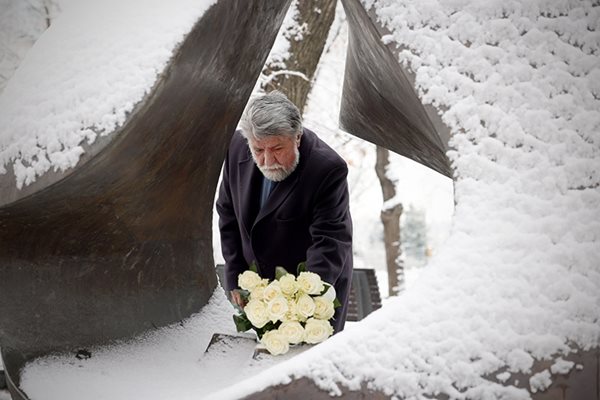 Председателят на Народното събрание Вежди Рашидов положи цветя пред Паметника на спасението