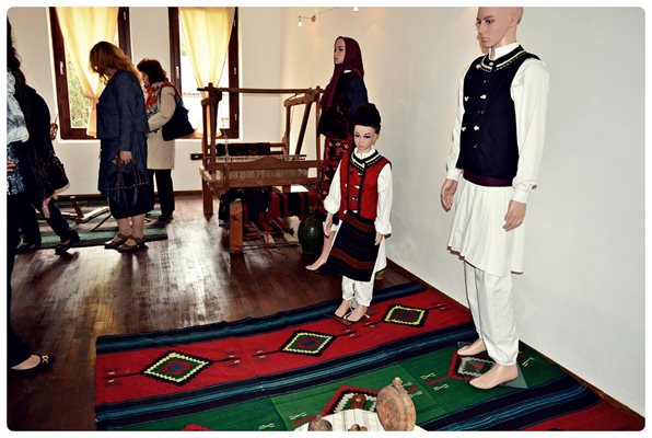 Богатата етнографска експозиция в музея в Мелник.