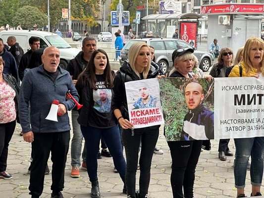 Хората от Цалапица пак се събраха на протест пред прокуратурата в Пловдив.