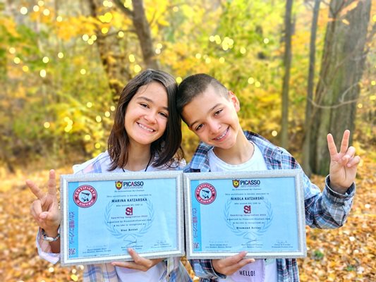 Близнаците Марина и Никола Кацарски с наградите си от международния конкурс Sparkling Imagination 2022 за детска рисунка, където момичето печели първото място.
