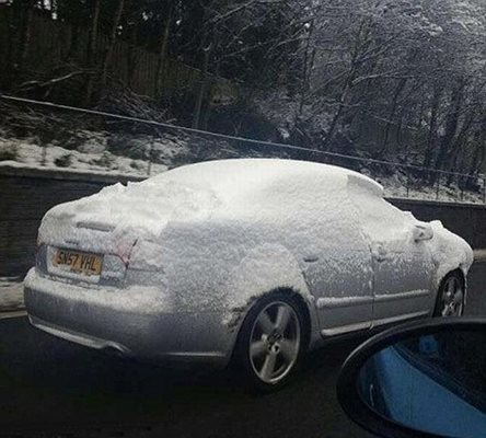 Честа картинка по улиците в България е непочистената от сняг кола. Дали това е породено от глупост?