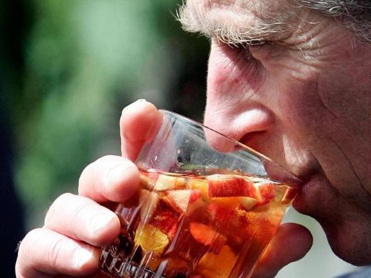 Дори и британският престолонаследник принц Чарлз е сред ревностните фенове на плодовите напитки.