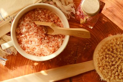 Направете соли за вана с морска сол, кафява захар и етерично масло
