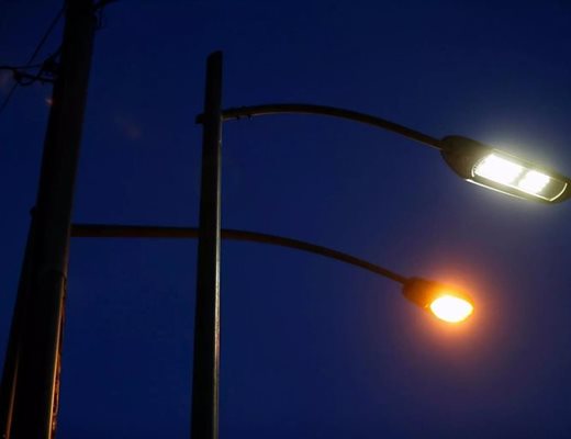 Разликата в светлината на двете улични лампи е видима