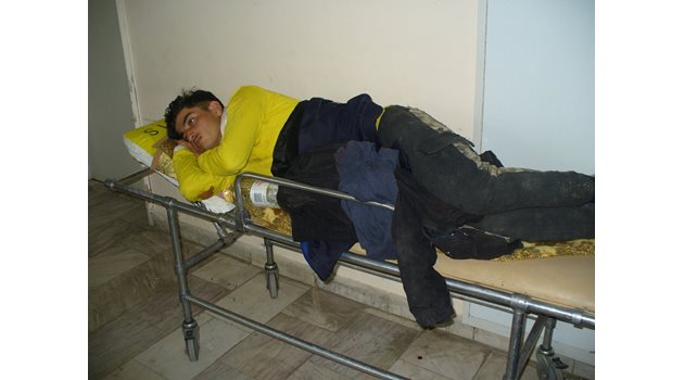 Мигрант на носилка след прегледа в Спешното приемно отделение на университетската болница в Стара Загора.
Снимка: Ваньо Стоилов