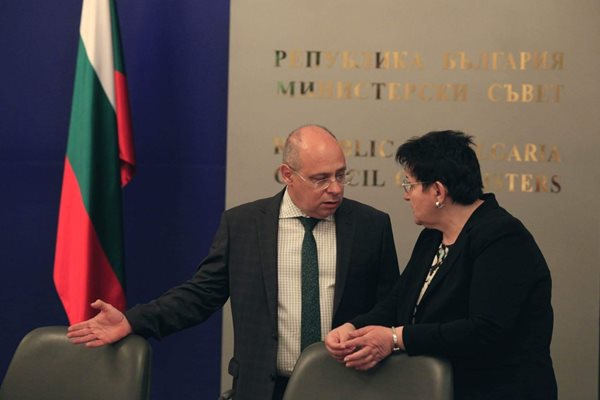 Вицепремиерът Лазар Лазаров и зам.финансовата министърка Людмила Петкова разговарят преди тристранката.