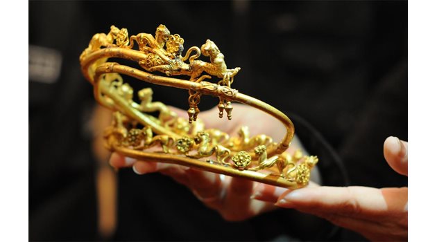 СЪДБА: Едно от златните украшения на убитата царица.
