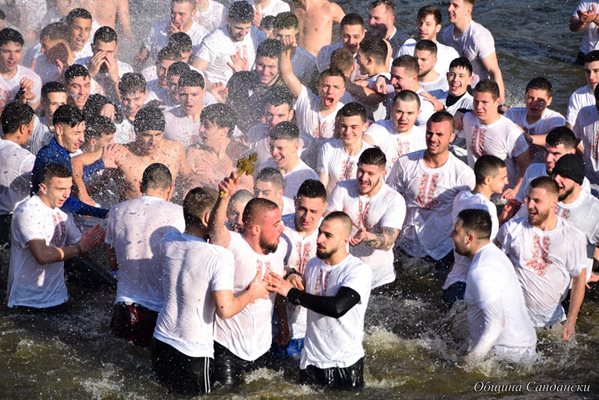 Асен Цеков за втора година извади кръста в Сандански. СНИМКИ: Община Сандански