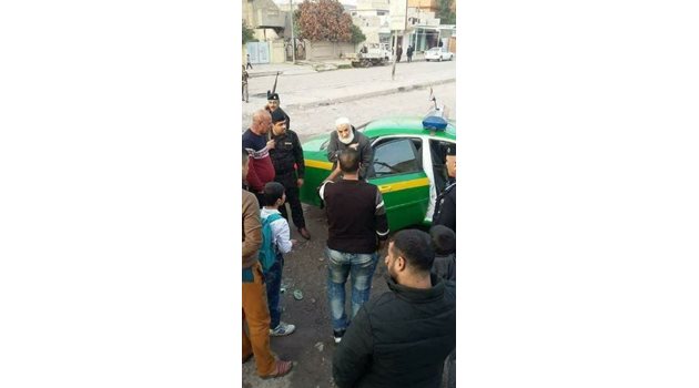 Абу Омер слиза от полицейската кола, след като е разпознат от граждани.