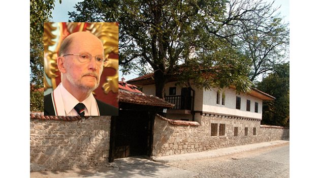 Симеон се регистрира в къщата в Баня, Карловско, когато си извади български паспорт през 1996 г.