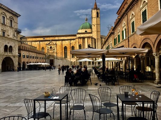 Пиаца дел Пополо е един от италианските площади с най-красива сценография.