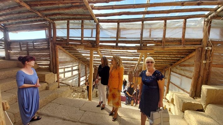 Кметицата на Хисаря Пенка Ганева (вдясно) показва на гости как изглежда отвътре тракийският храм в Старосел.
