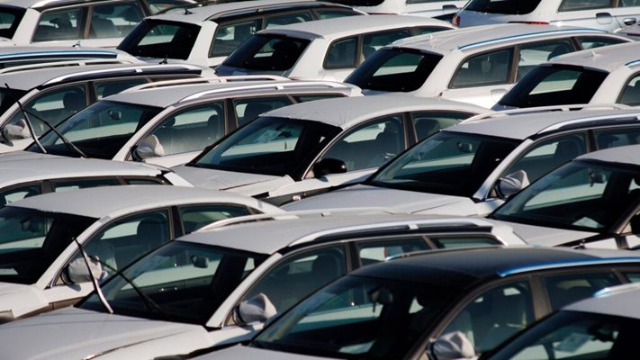 Лек спад в продажбите на нови коли у нас през април (Графика)
