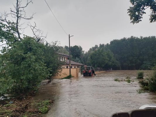 Трактор е заседнат във водите край Розино.