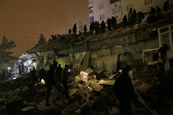 Поне 90 загинали от земетресението в Турция - най-силното за последните 100 г. (Видео)