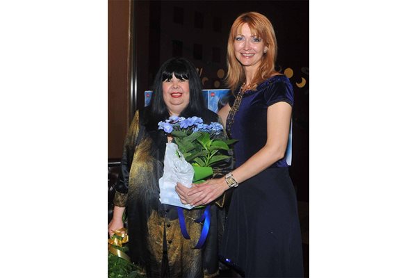 Росица Кирилова поднася цветя на Катя Филипова на рождения й ден през 2008 година.
